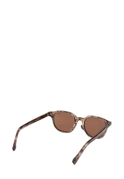 Occhiali da sole rotondi con montatura marrone screziata e lenti marroni. Le aste testurizzate presentano un motivo per una migliore presa e stile.