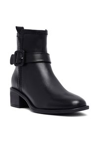 Botte noire en cuir jusqu'à la cheville avec un bout rond, un talon carré et une sangle à boucle sur le côté. Texture lisse et détails de couture minimaux.