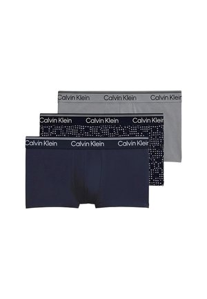 Tres pares de bóxers para hombre Calvin Klein en gris, azul marino y azul marino con estampado de puntos blancos, cada uno con cinturilla con la marca.