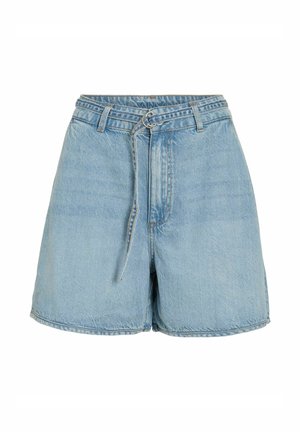 Világoskék farmer rövidnadrág magas derékrésszel és állítható övvel, amelyen ezüst D-gyűrűs csat található, fehér háttéren bemutatva.