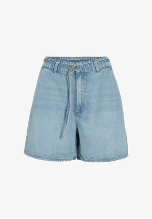 Világoskék farmer rövidnadrág magas derékrésszel és állítható övvel, amelyen ezüst D-gyűrűs csat található, fehér háttéren bemutatva.