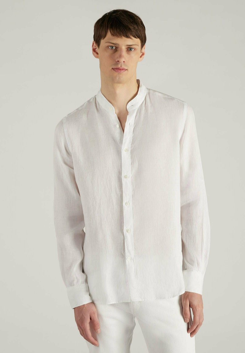 Witte lange mouwen shirt gemaakt van lichtgewicht stof met een mandarin kraag, met een knoopsluiting aan de voorkant en manchet mouwen.