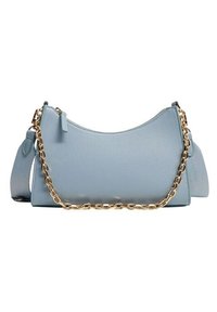 Borsa a mano in pelle azzurro chiaro con una texture liscia, dotata di una tracolla in catena d'oro e chiusura con zip. Silhouette curva e tracolla regolabile.