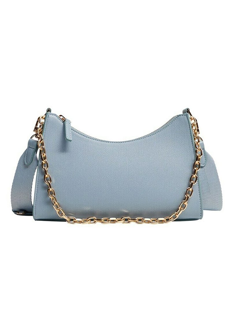 Borsa a mano in pelle azzurro chiaro con una texture liscia, dotata di una tracolla in catena d'oro e chiusura con zip. Silhouette curva e tracolla regolabile.