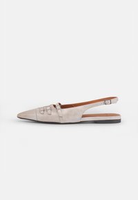 Pantof light beige de tip slingback, cu vârf ascu�țit, textură moale de suede, având două catarame decorative și un toc jos, plat.
