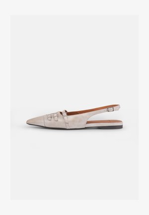 Scarpa slingback beige chiaro con punta allungata, una morbida texture in suede, dotata di due fibbie decorative e un tacco basso e piatto.