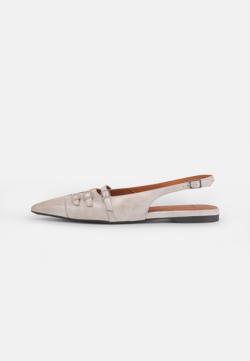 Pantof light beige de tip slingback, cu vârf ascuțit, textură moale de suede, având două catarame decorative și un toc jos, plat.