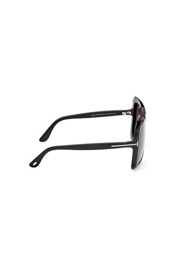 Gafas de sol negras con un diseño elegante, que cuentan con lentes oscuros y brazos delgados y contorneados con un acento metálico en las bisagras.