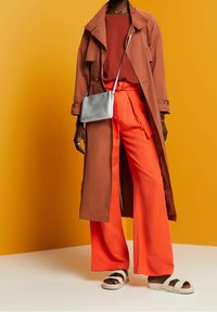 Esprit Jednoduché tričko - dark brown