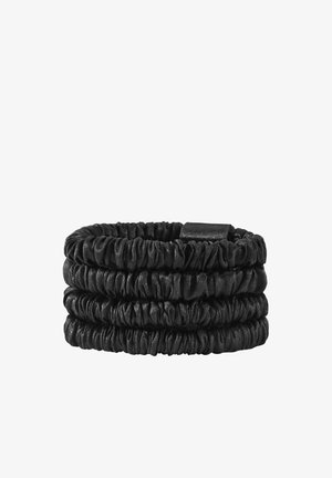 Set aus vier schwarzen Satin-Haargummis, aufeinander gestapelt vor weißem Hintergrund.