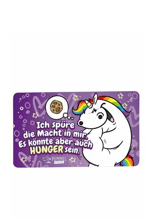 Pummeliger weißer Einhorn mit Regenbogenmähne, knurrender Magen, denkt an Keks, deutscher Text über das Gefühl von Kraft oder Hunger, auf lila Hintergrund mit Sternen.