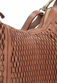 Borsa in pelle marrone caratterizzata da un design tagliato e testurizzato con forme a diamante, accentuata da una cerniera dorata e una tracolla liscia.