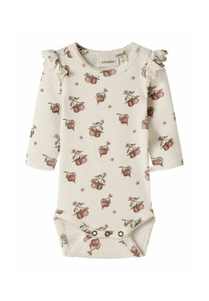 Cremefarbener Baby-Body mit langen Ärmeln und braunem Kirschmuster, Rüschen-Details an den Schultern und Druckknöpfen im Schritt.
