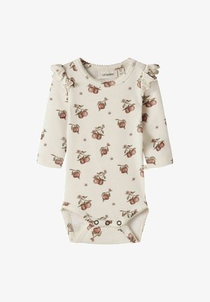 Cremefarbener Baby-Body mit langen Ärmeln und braunem Kirschmuster, Rüschen-Details an den Schultern und Druckknöpfen im Schritt.