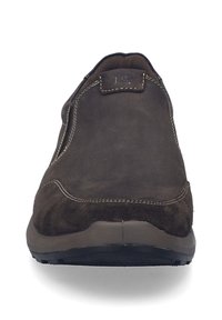 Scarpe slip-on in suede marrone con punta arrotondata, cuciture a contrasto e suola in gomma. La tomaia presenta una leggera texture e un dettaglio del logo.