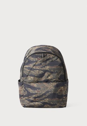 Sac à dos camouflage dans des tons sombres avec un motif ondulé distinct ; doté d'une fermeture éclair en haut et d'une poche frontale zippée. Texture de tissu durable.