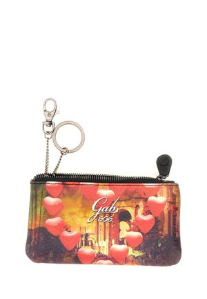 Piccola bustina con cerniera e portachiavi, con palloncini rossi a forma di cuore e uno sfondo architettonico con la scritta "Gabs 606" sul davanti.