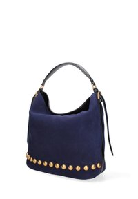 Borsa in suede blu navy con forma arrotondata, dotata di una tracolla in pelle nera e borchie in metallo dorato lungo il fondo.