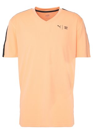 Hellorange Puma Sport-T-Shirt mit schwarzen Streifen an den Ärmeln und Puma- sowie First Mile-Logos auf der linken Brust.