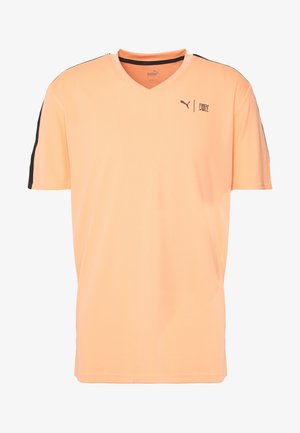Hellorange Puma Sport-T-Shirt mit schwarzen Streifen an den Ärmeln und Puma- sowie First Mile-Logos auf der linken Brust.