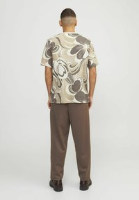 Jack & Jones PREMIUM ALL OVER RUNDHALS - T-shirt med print - travertine