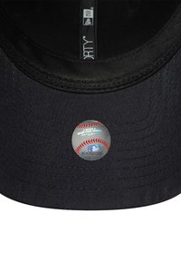 Schwarze Baseballmütze mit flachem Schirm, ausgestattet mit einem silbernen MLB-Aufkleber und einem roten Stitching-Design auf der Innenseite. Mit strukturierter Stoffoberfläche.
