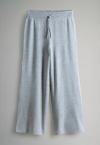 Pantalones de pierna ancha gris claro, hechos de una tela suave y elástica, con una cintura acanalada y un cordón para ajuste.