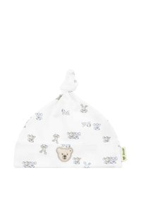 Witte katoenen babymuts met een berenmotief, knoop bovenop en een gedrukt patroon van teddyberen in zachte kleuren. Zachte textuur.