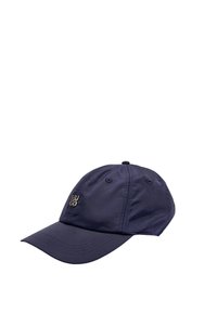 Gorra azul marino hecha de tela de nailon, con un visor curvado y un pequeño logo metálico "HUGO" en la parte frontal.