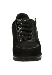 Sneaker nera realizzata in camoscio e pelle lucida; presenta lacci frontali e una cerniera laterale; texture liscia con suola testurizzata.