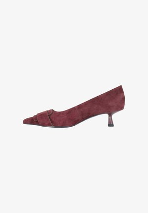 Décolleté in camoscio color bordeaux con punta appuntita, caratterizzata da un dettaglio a nodo avvolto e un tacco kitten da 3 cm. Texture liscia e linee pulite.