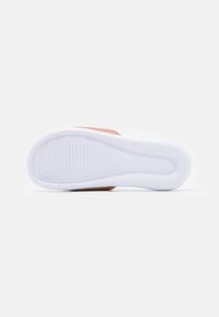 Nike Sportswear VICTORI ONE SLIDE - Mules - metallic red bronze/white
