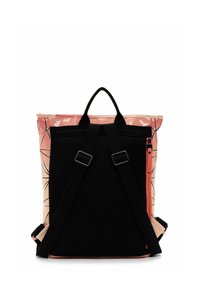 Rückansicht eines Rucksacks mit einem pinken und schwarzen geometrischen Design, Netz-Schultergurten und einem oberen Tragegriff.