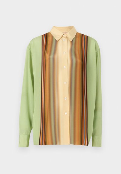 Camisa de manga larga en verde claro y amarillo cremoso, con patrones de rayas verticales en marrón, naranja y rojo; cinco botones en el frente.