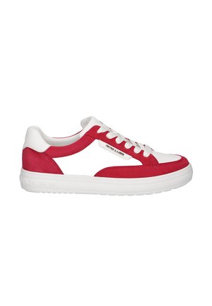 Zapatilla roja y blanca con un upper de ante y cuero, suela acolchada, diseño de cordones y acentos recortados prominentes a los lados.