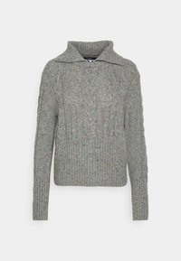 Grå stickad tröja med bred krage, ribbad textur och färgglada inslag genom hela plagget. Har lång ärmar och en något kortad passform.