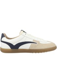 Zapatillas blancas y beige con parte superior de ante y cuero, detalles en azul marino, suela de goma texturizada y perforaciones en el lateral.