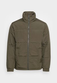 Olivgrön puffjacka med hög krage, full dragkedja fram, elastiska ärmslut och två sidofickor, med en slät, vadderad textur.