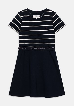 Robe bleu marine à manches courtes, rayures horizontales blanches sur le haut, jupe unie et ceinture avec l'inscription Tommy Hilfiger.