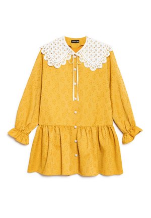 Žuta haljina s dugim rukavima, teksturom cvjetnog ajleta, bijelim čipkastim ovratnikom s valovitim rubom, gumbićima od bisera sprijeda te naborima na manžetama i rubu.