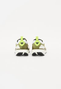 Sneaker mit einem Obermaterial aus grünen Wildleder, weißen Stoffakzenten und schwarzen Gummisohlen. Verfügt über eine neongrüne Fersenlasche und ein druckvolles dreieckiges Designelement.