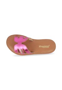 Infradito piatti con suola in pelle marrone, caratterizzati da cinturini fucsia lucidi e dettagli traforati, bordi cuciti e un logo dorato.