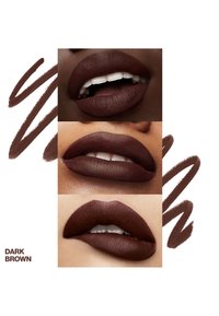 Trois couleurs de lèvres marron foncé avec une finition mate présentées sur des lèvres de teintes variées ; comprend un élément de design en coup de pinceau. Étiquette de texte : "MARRON FONCÉ."