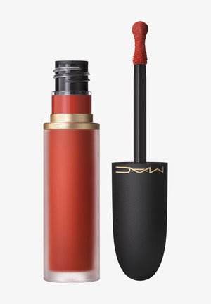 Vloeibare lippenstift in een mat glazen tube met een gouden band. Dieprode kleur, vergezeld van een zwarte applicator met een zachte punt.