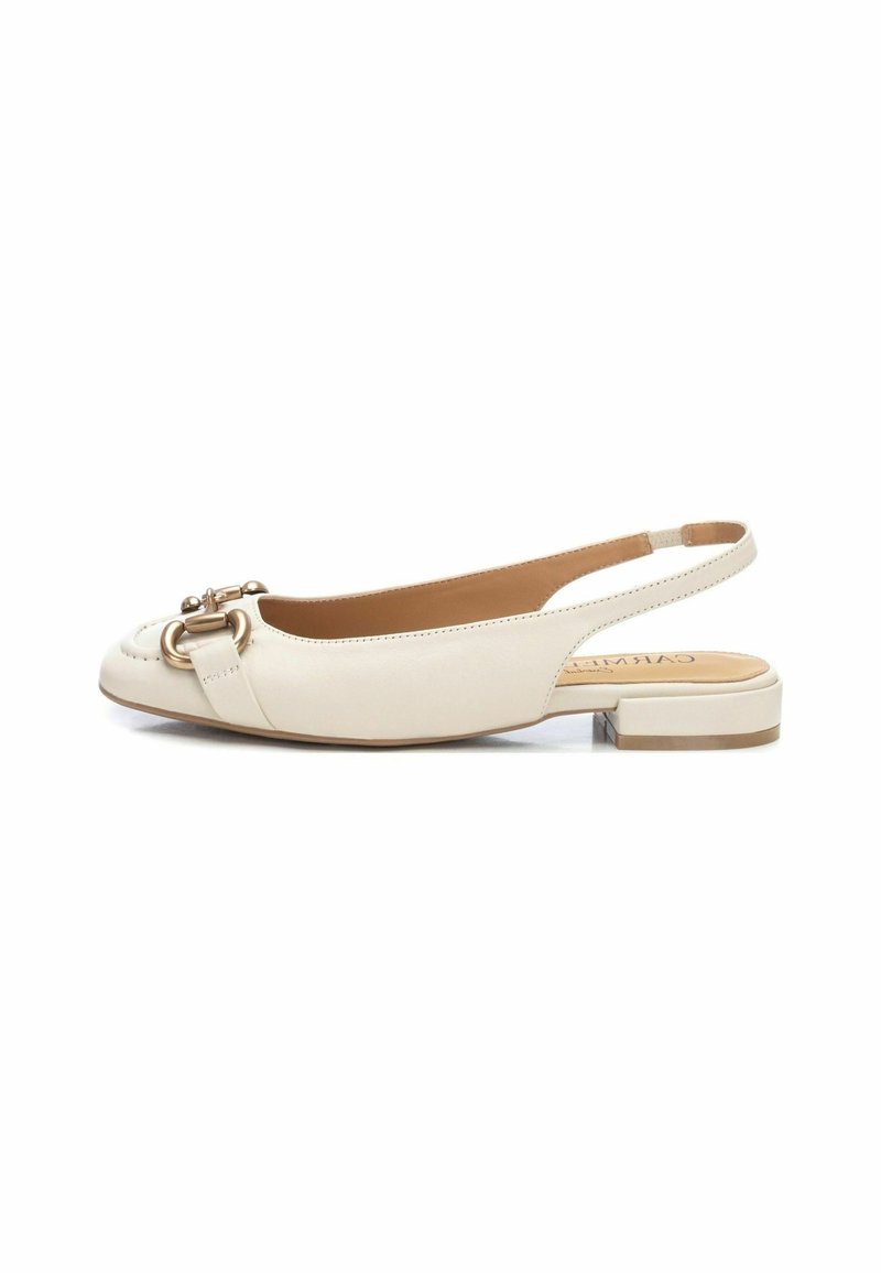 Ballerines beiges en cuir avec détail de boucle dorée, bout carré et petit talon épais.
