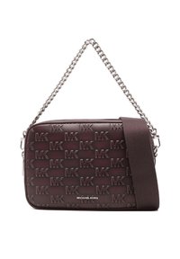 Borsa a tracolla in pelle bordeaux con logo MK in rilievo, catena argentata e tracolla in tessuto, chiusura a zip, forma piatta e dettagli in metallo lucido.