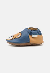 Pantofole in pelle per bambini in blu e marrone, con un design di faccia di orso sulla punta, apertura elastica morbida e suola marrone texturizzata con stelle.
