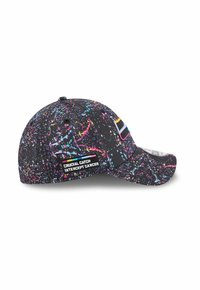 Schwarze Kappe mit einem Farbspritzermuster in Pink, Blau und Gelb, mit einem gebogenen Schirm und einem Etikett, das "CRUCIAL CATCH INTERCEPT CANCER" liest.