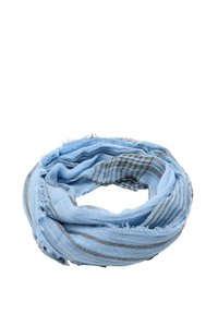 Jasnoniebieski szalik o textured wzorze, z pionowymi szarymi paskami. Krawędzie są postrzępione, co nadaje mu swobodny wygląd. Miękka, lekka tkanina.