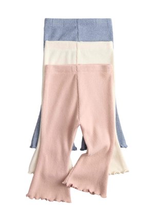 Drie paar ribgebreide broeken in pastelroze, crème en blauw, gestapeld met golvende zomen en wijde pijpen.